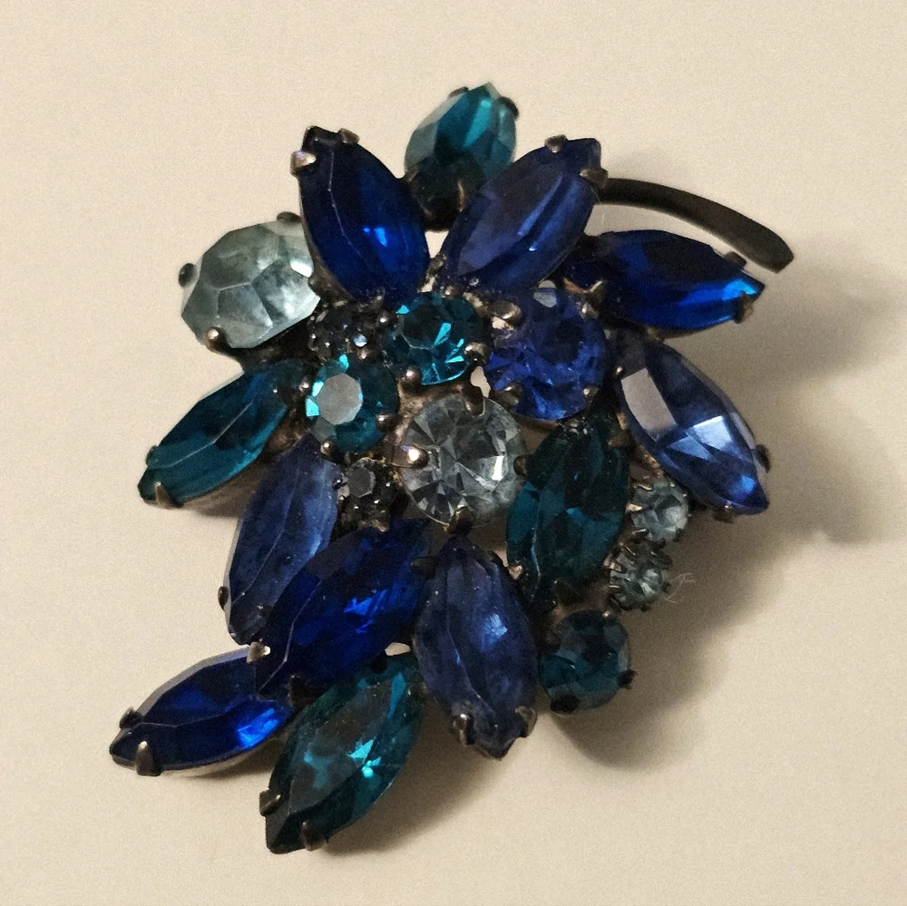vintage Albert Weiss deep blue green cluster rhinestone Leaf Grape brooch